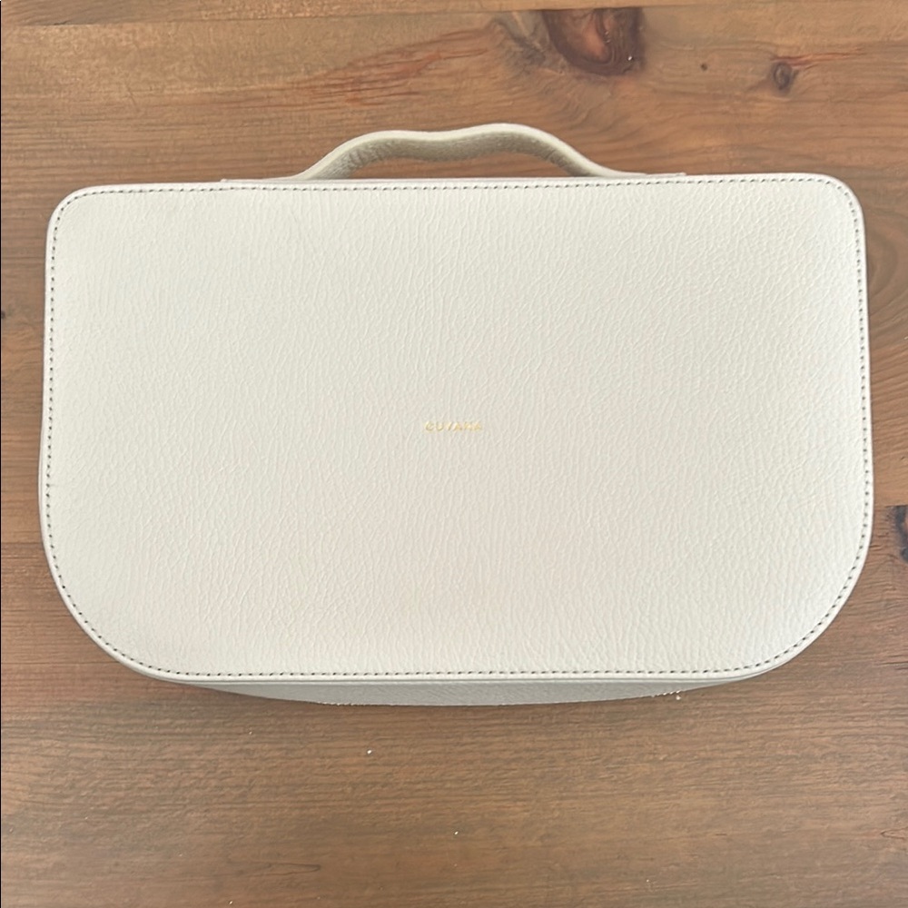 Cuyana Train Case in Genuine Leather